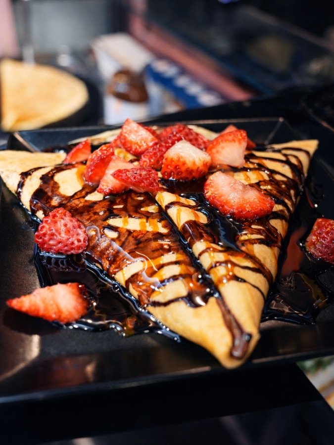 Crêpe aux fraises et chocolat