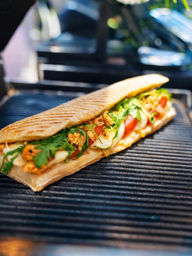 Panini grillé tomate mozzarella roquette