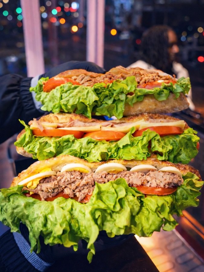 Panini généreux thon jambon salade tomate